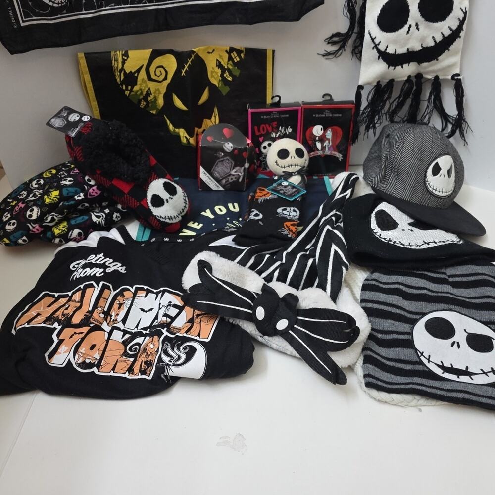 Lot Of 17 Nightmare Before Christmas Accessories Slipper Socks, Hats, Scarves - Picture 6 of 6